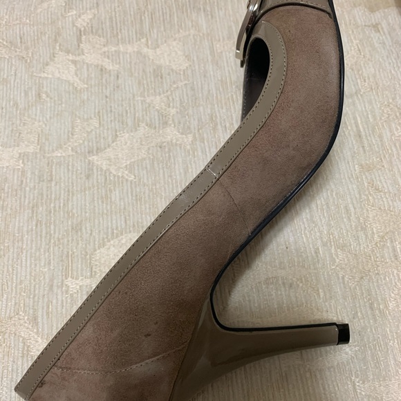 BANDOLINO SUEDE AND PATENT LEATHER PUMP IN TAUPE - Picture 6 of 7